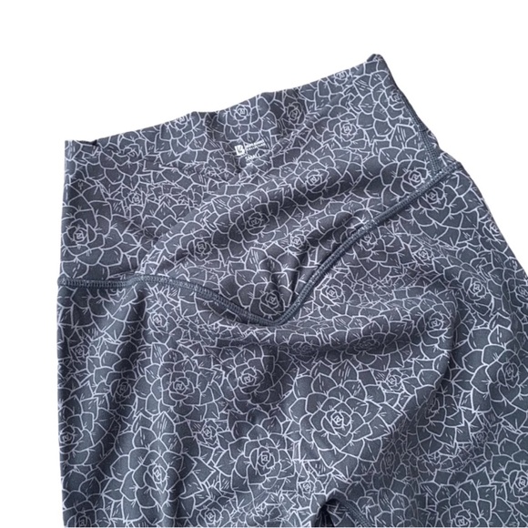 Buffbunny Crossover Leggings - Picture 6 of 8